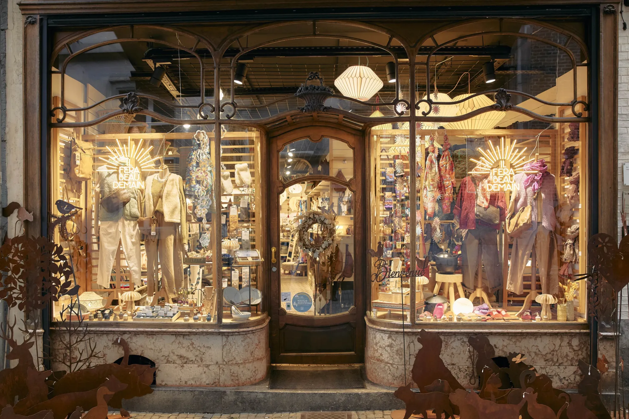 ancienne-vitrine-en-bois-boutique-magasin-concept-store-Il-fera-beau-demain-Namur